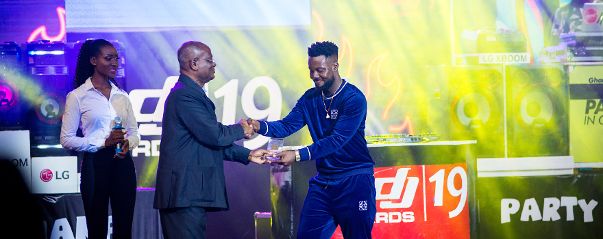 Kojo Manuel Receiving His Award For MC Of The Rear At Ghana DJ Awards 2019